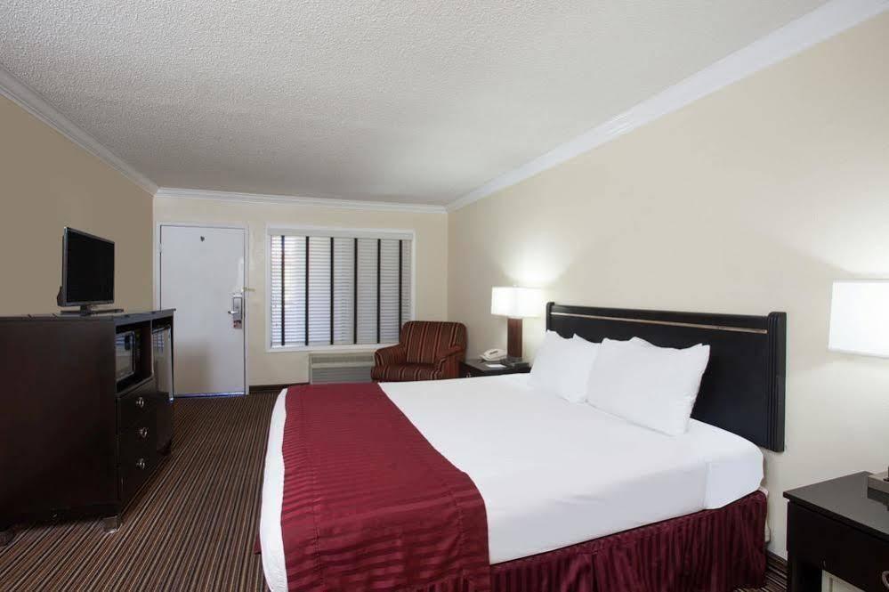 Capri Suites Anaheim Exterior foto